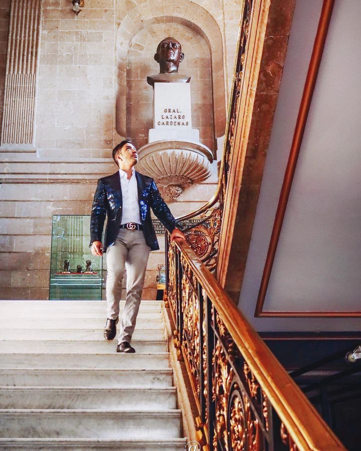 Chris, That Traveler Guy, on a historic staircase